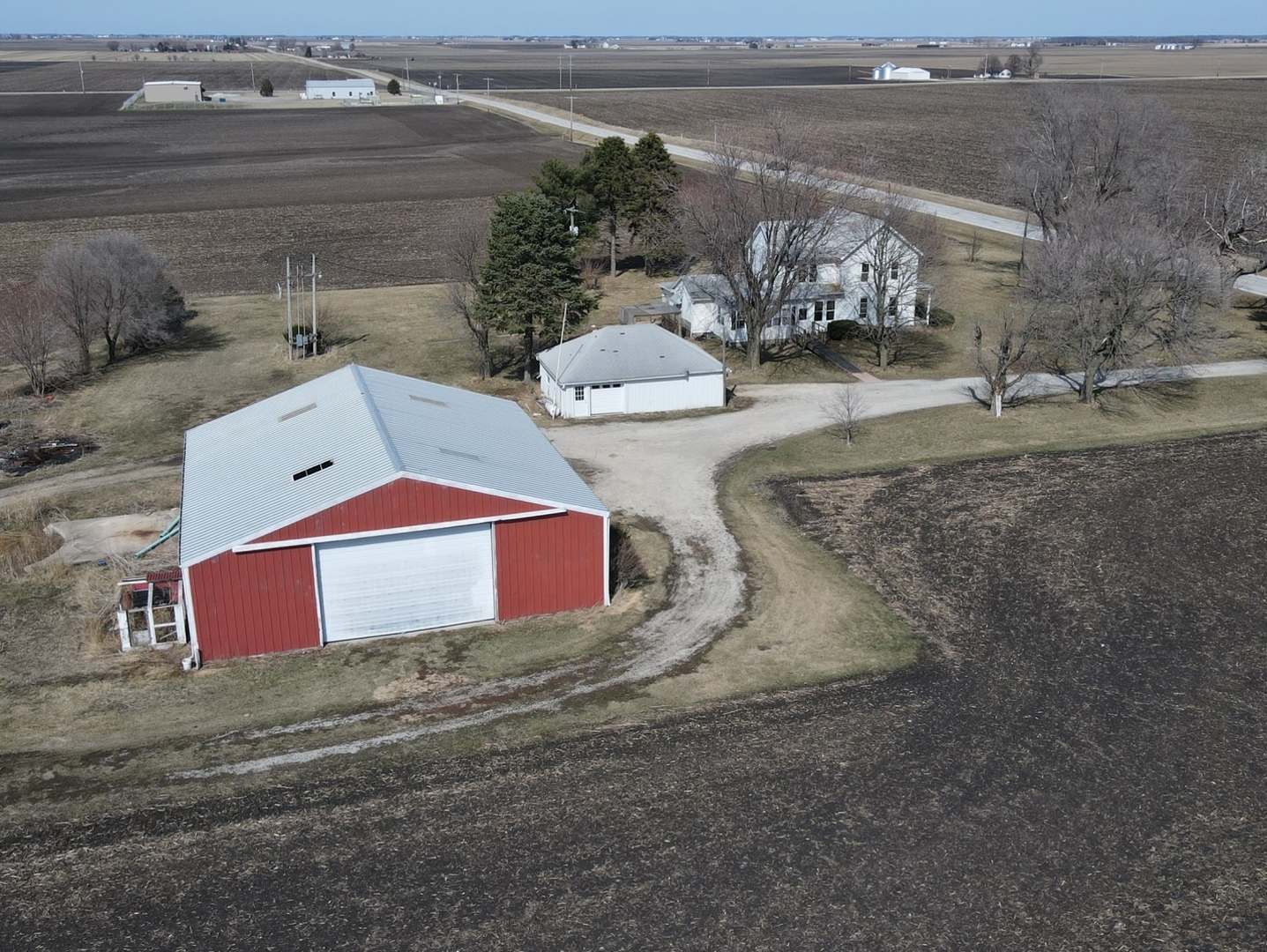 3267 East 15th Road Ottawa, IL 61350 - Photo 3 of 21 a front view of a house with a yard