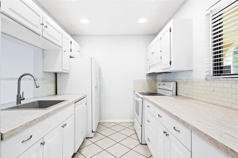 $330,000 | 918 Southwest 9th St Circle, Unit 204, Boca Raton, FL 33486