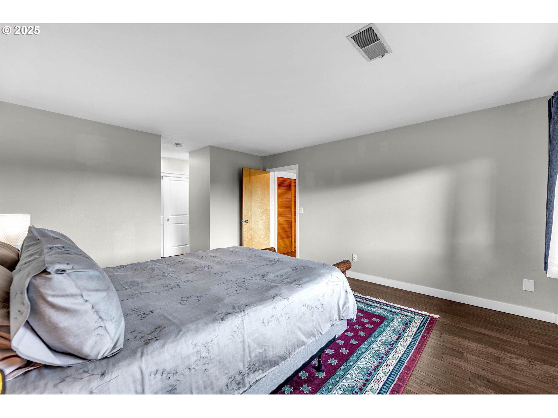 6902 Southeast Riverside Drive, Unit 6 Vancouver, WA 98664 - Photo 12 of 39 a bedroom with a bed and a window