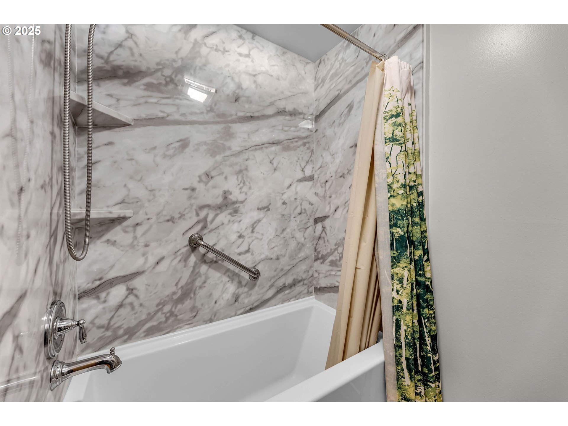 6902 Southeast Riverside Drive, Unit 6 Vancouver, WA 98664 - Photo 16 of 39 a bathroom with a shower