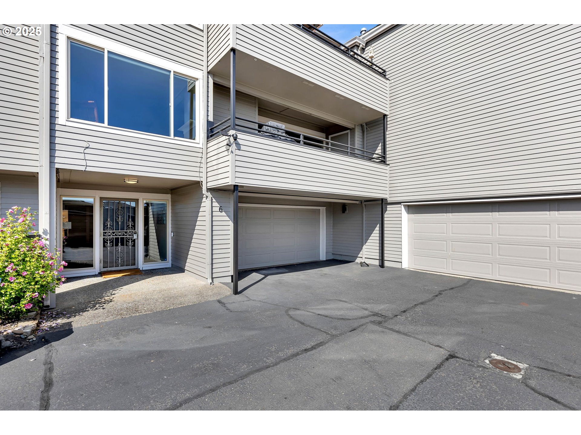 6902 Southeast Riverside Drive, Unit 6 Vancouver, WA 98664 - Photo 2 of 39 a front view of a house