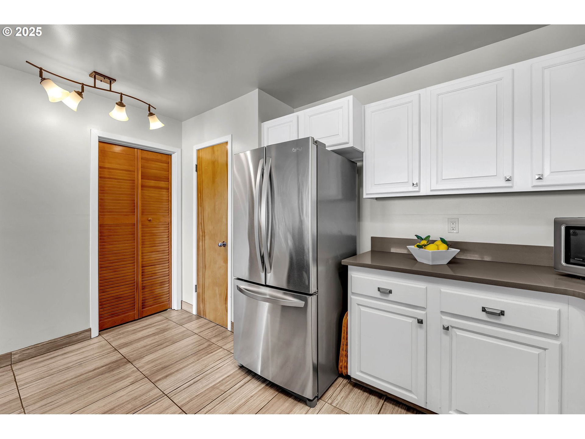 6902 Southeast Riverside Drive, Unit 6 Vancouver, WA 98664 - Photo 26 of 39 a kitchen with granite countertop stainless steel appliances a refrigerator and cabinets