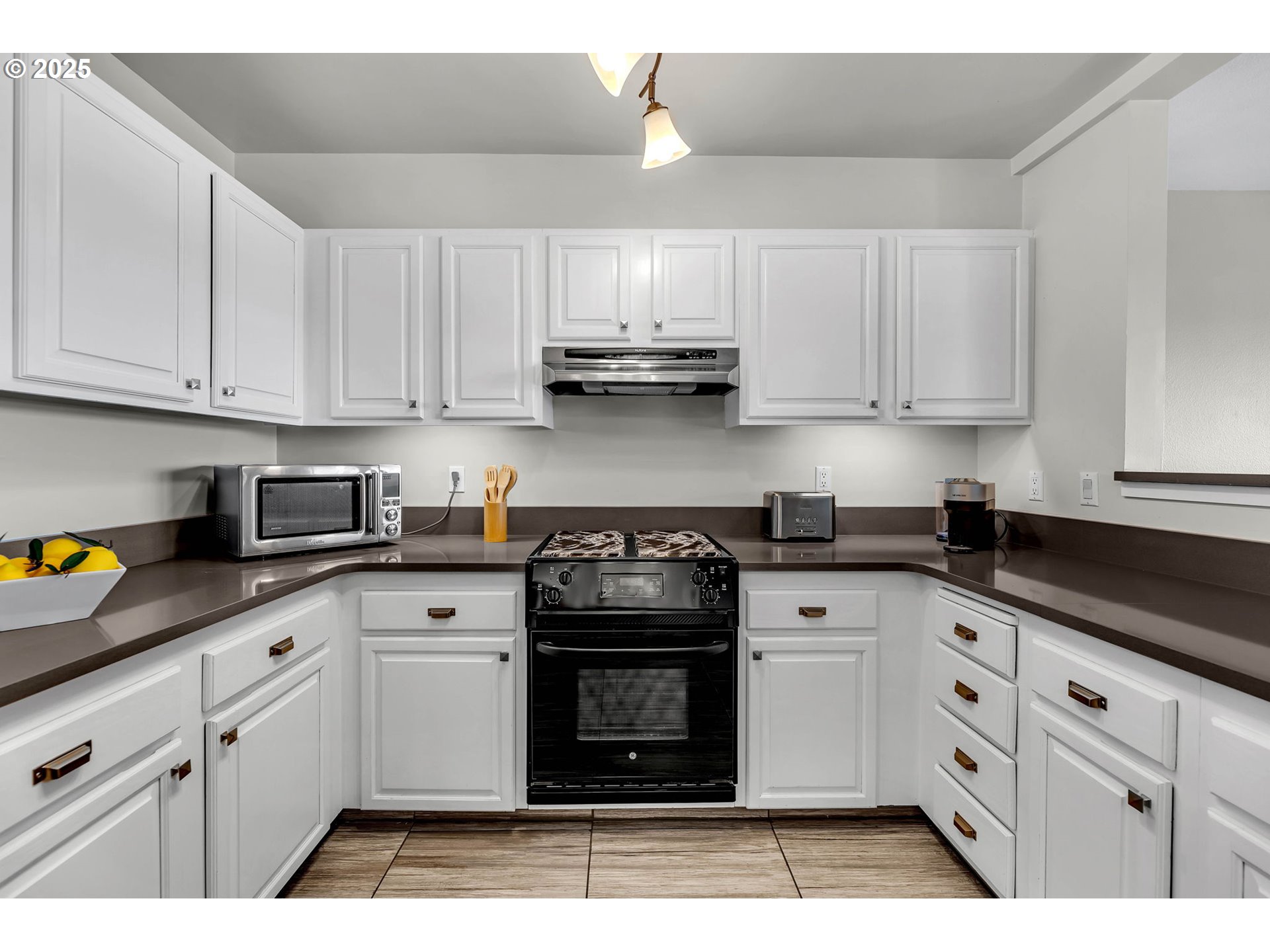 6902 Southeast Riverside Drive, Unit 6 Vancouver, WA 98664 - Photo 27 of 39 a kitchen with white cabinets and appliances