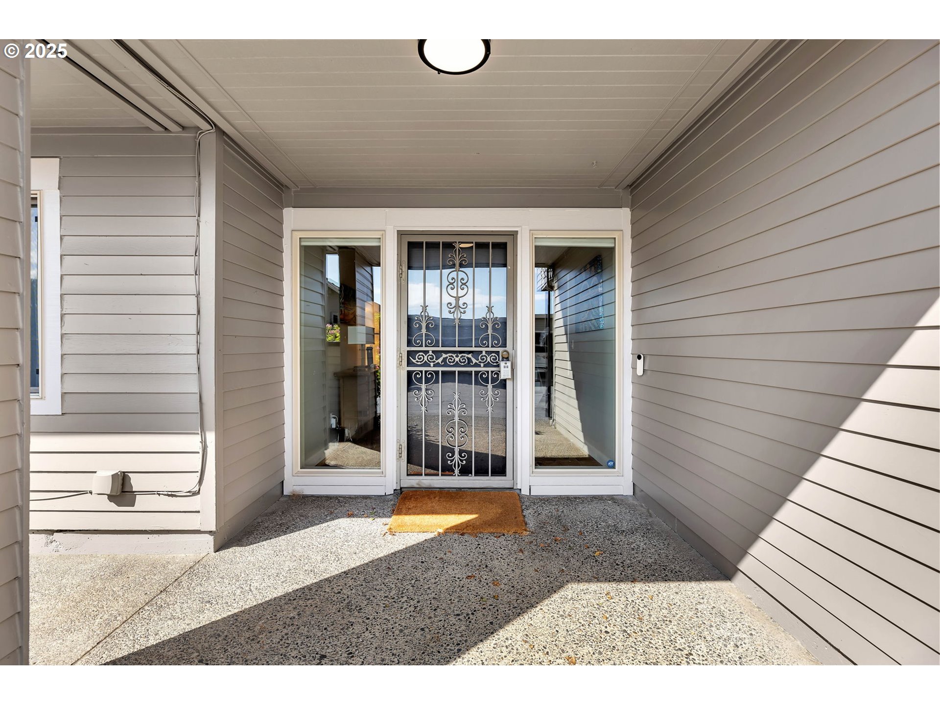 6902 Southeast Riverside Drive, Unit 6 Vancouver, WA 98664 - Photo 3 of 39 a backyard of a house