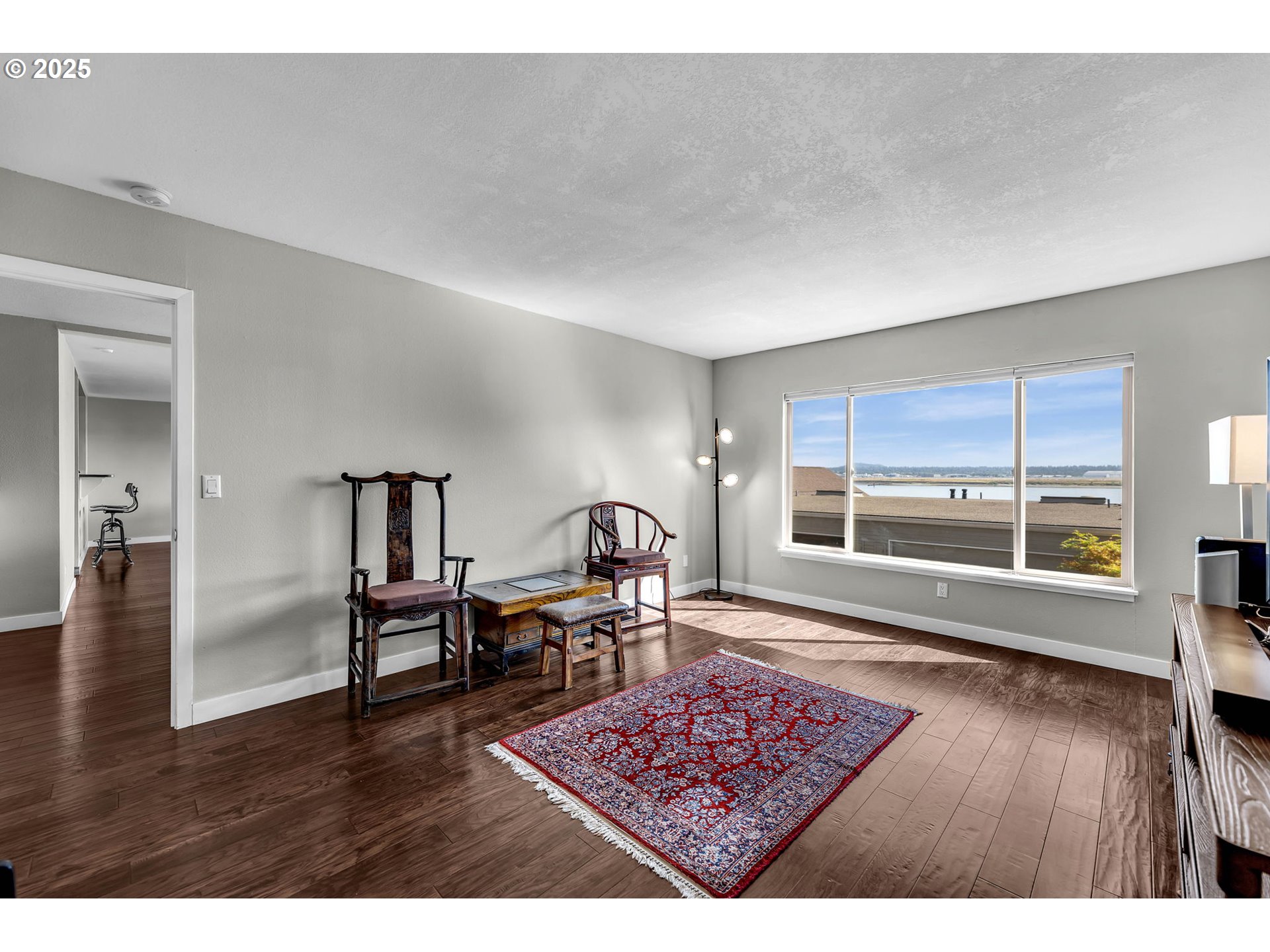 6902 Southeast Riverside Drive, Unit 6 Vancouver, WA 98664 - Photo 31 of 39 a living room with furniture rug and window