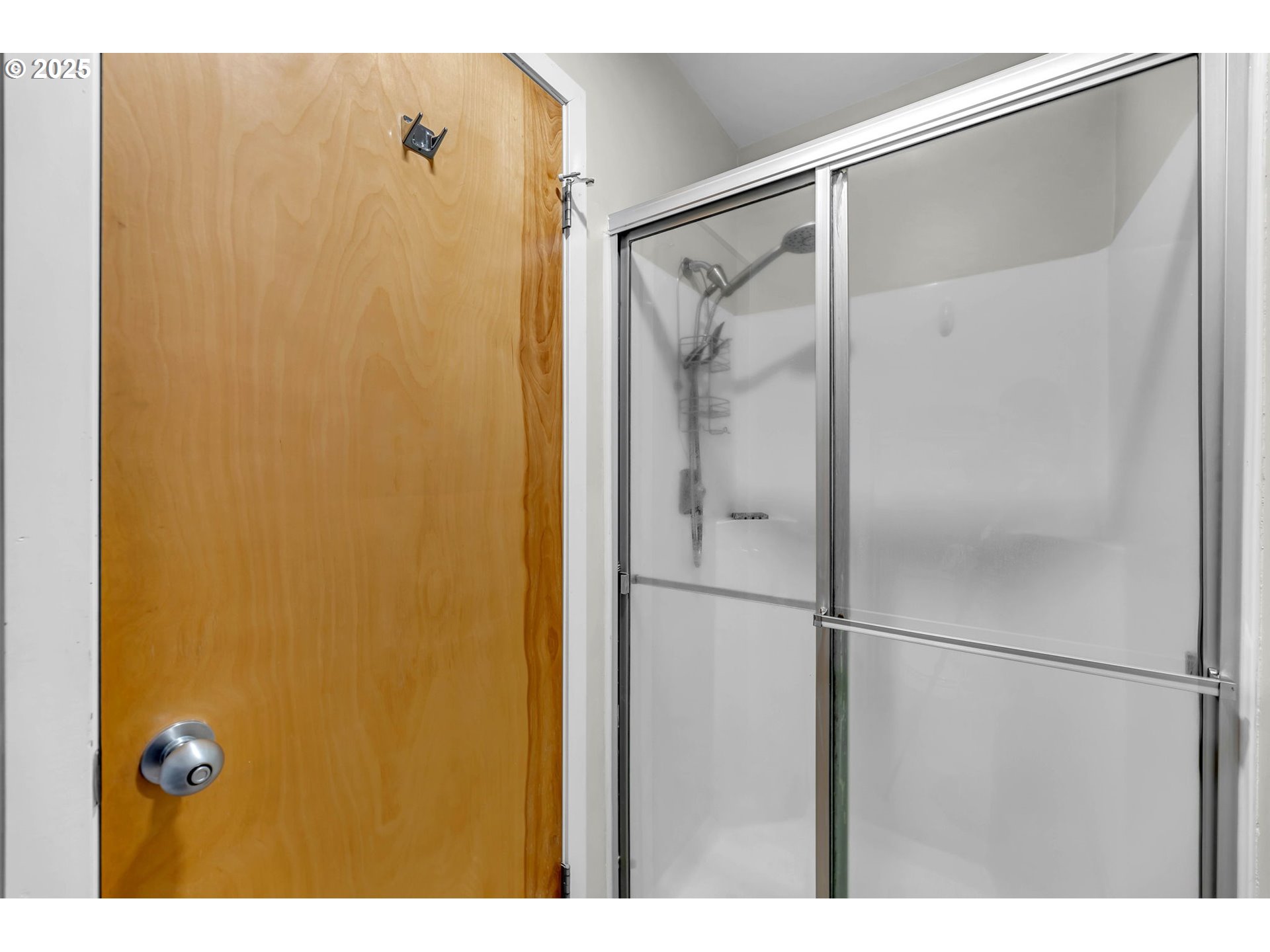 6902 Southeast Riverside Drive, Unit 6 Vancouver, WA 98664 - Photo 35 of 39 a bathroom with a shower