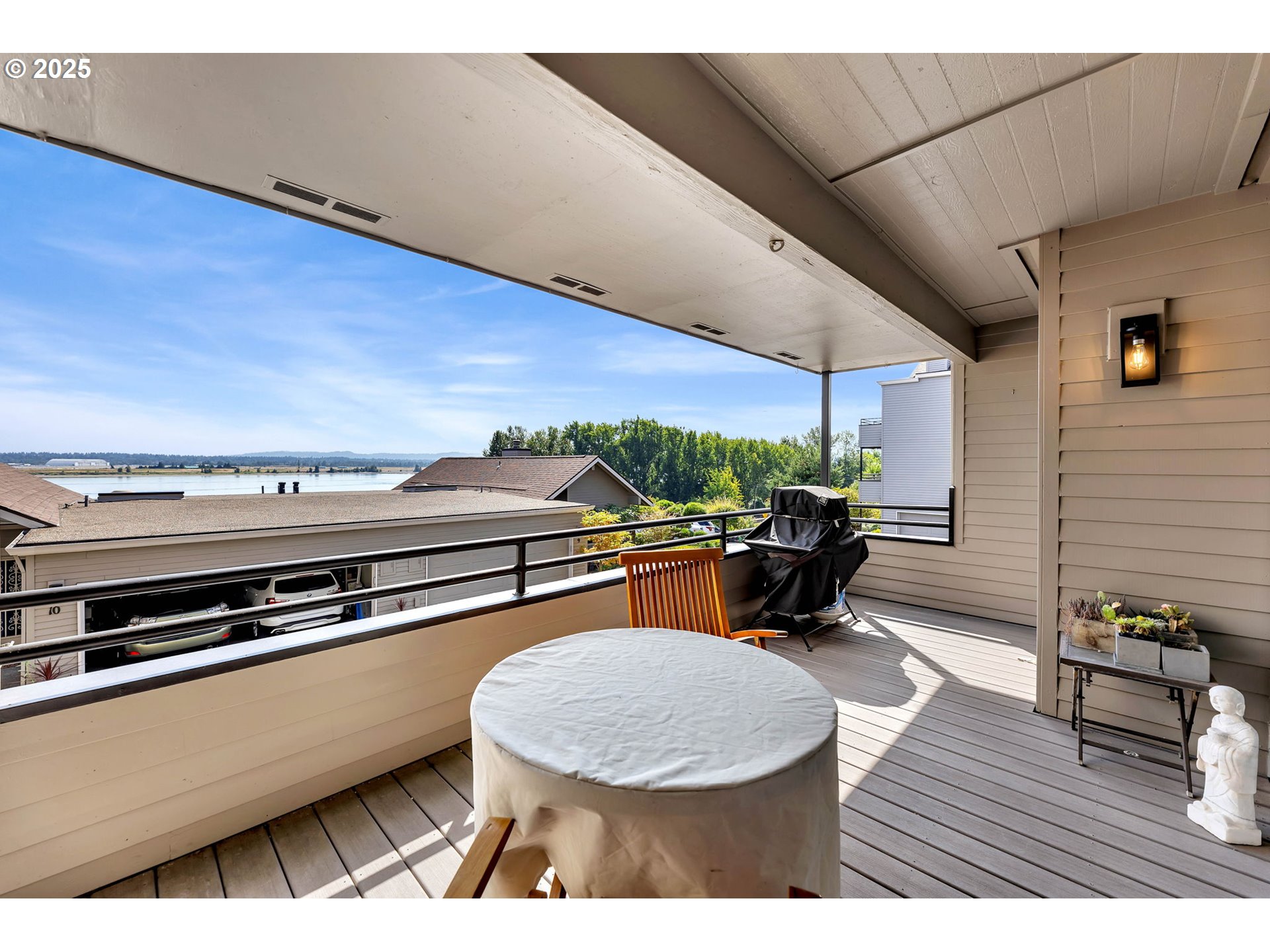 6902 Southeast Riverside Drive, Unit 6 Vancouver, WA 98664 - Photo 37 of 39 a kitchen with a table chairs and a stove