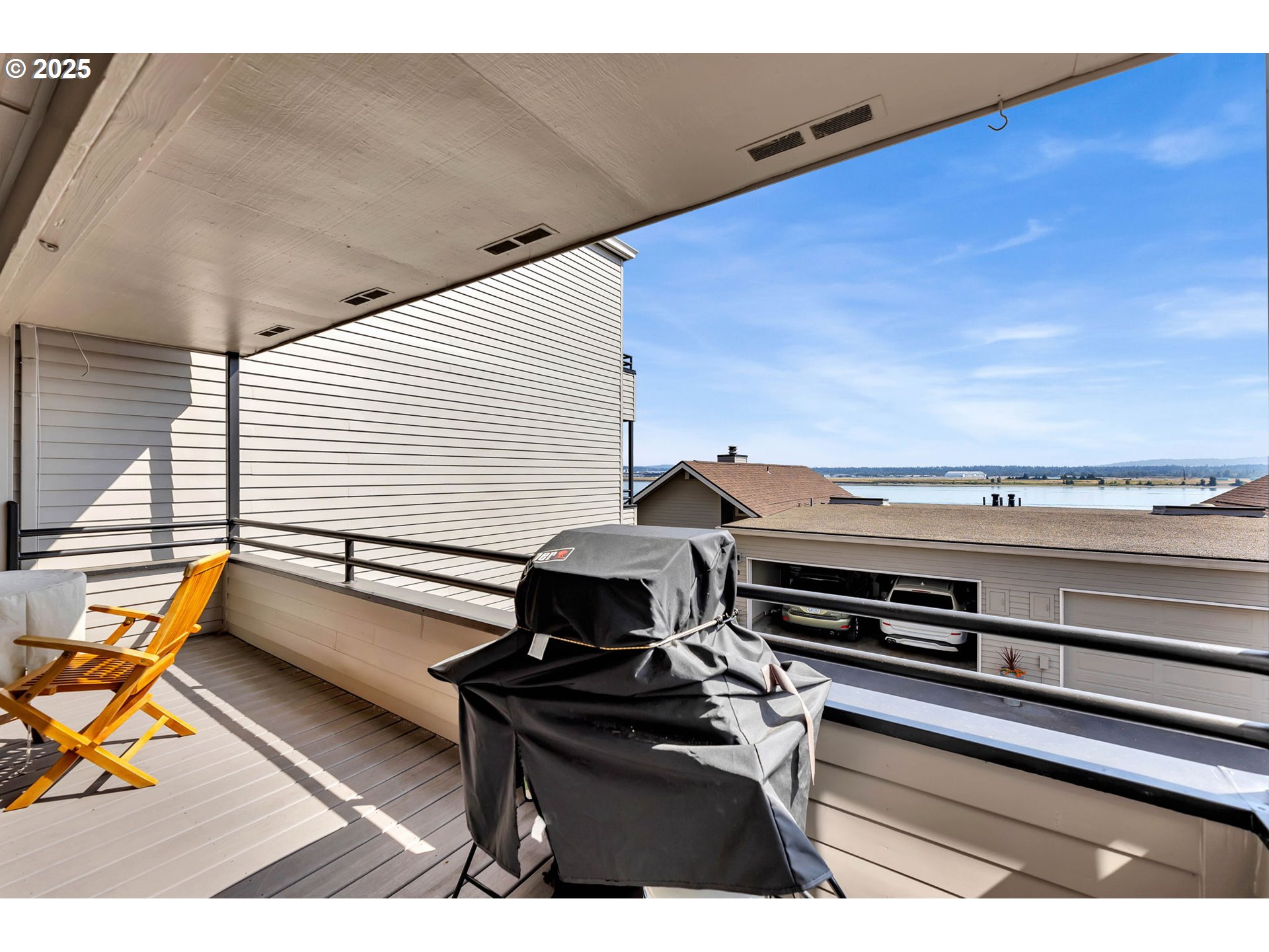 6902 Southeast Riverside Drive, Unit 6 Vancouver, WA 98664 - Photo 39 of 39 a sitting area with wooden floor