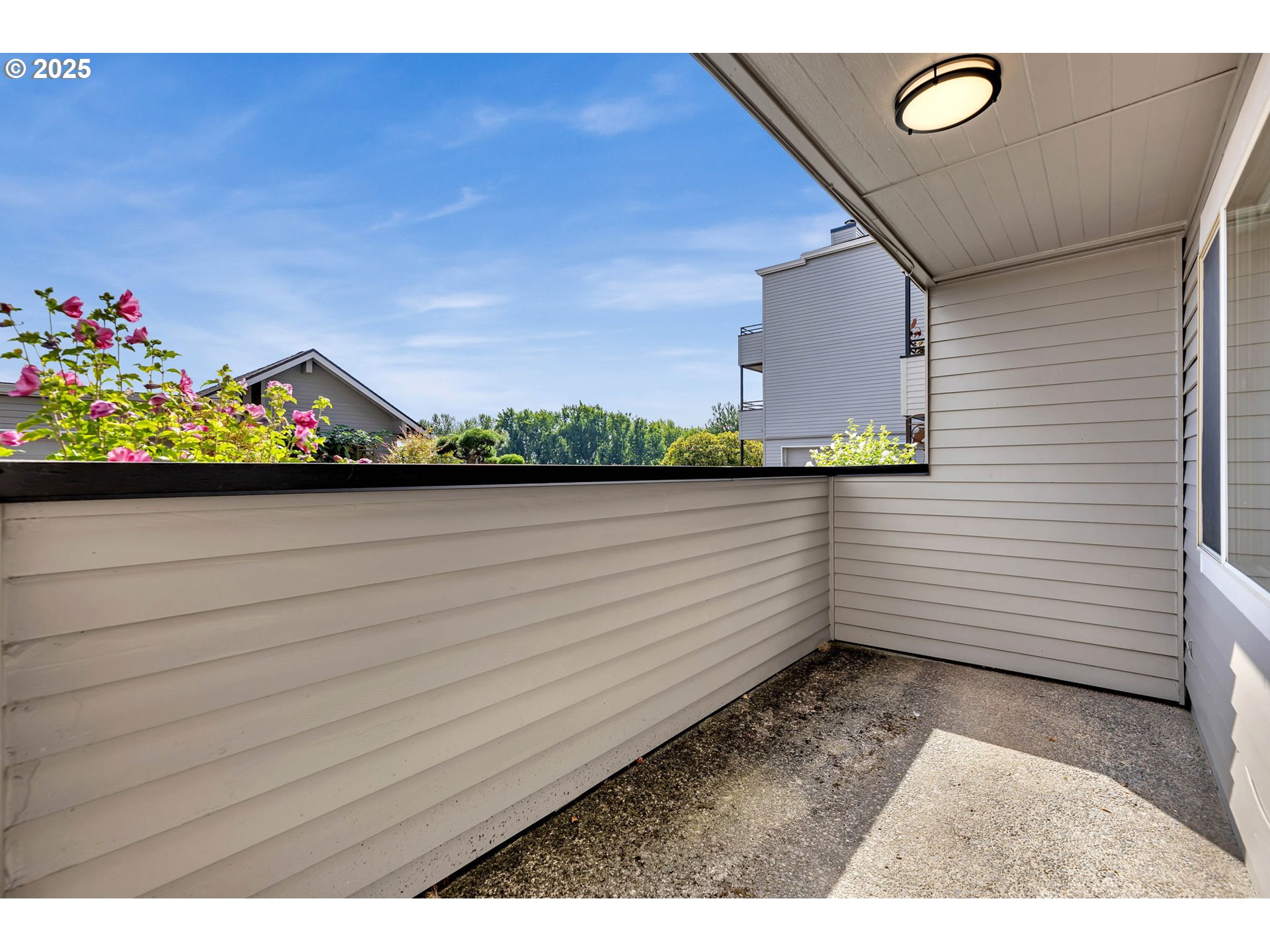 6902 Southeast Riverside Drive, Unit 6 Vancouver, WA 98664 - Photo 5 of 39 a view of a hallway
