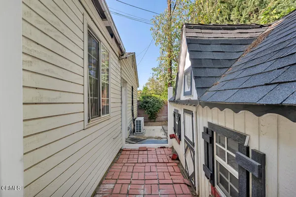 a view of a pathway with a house