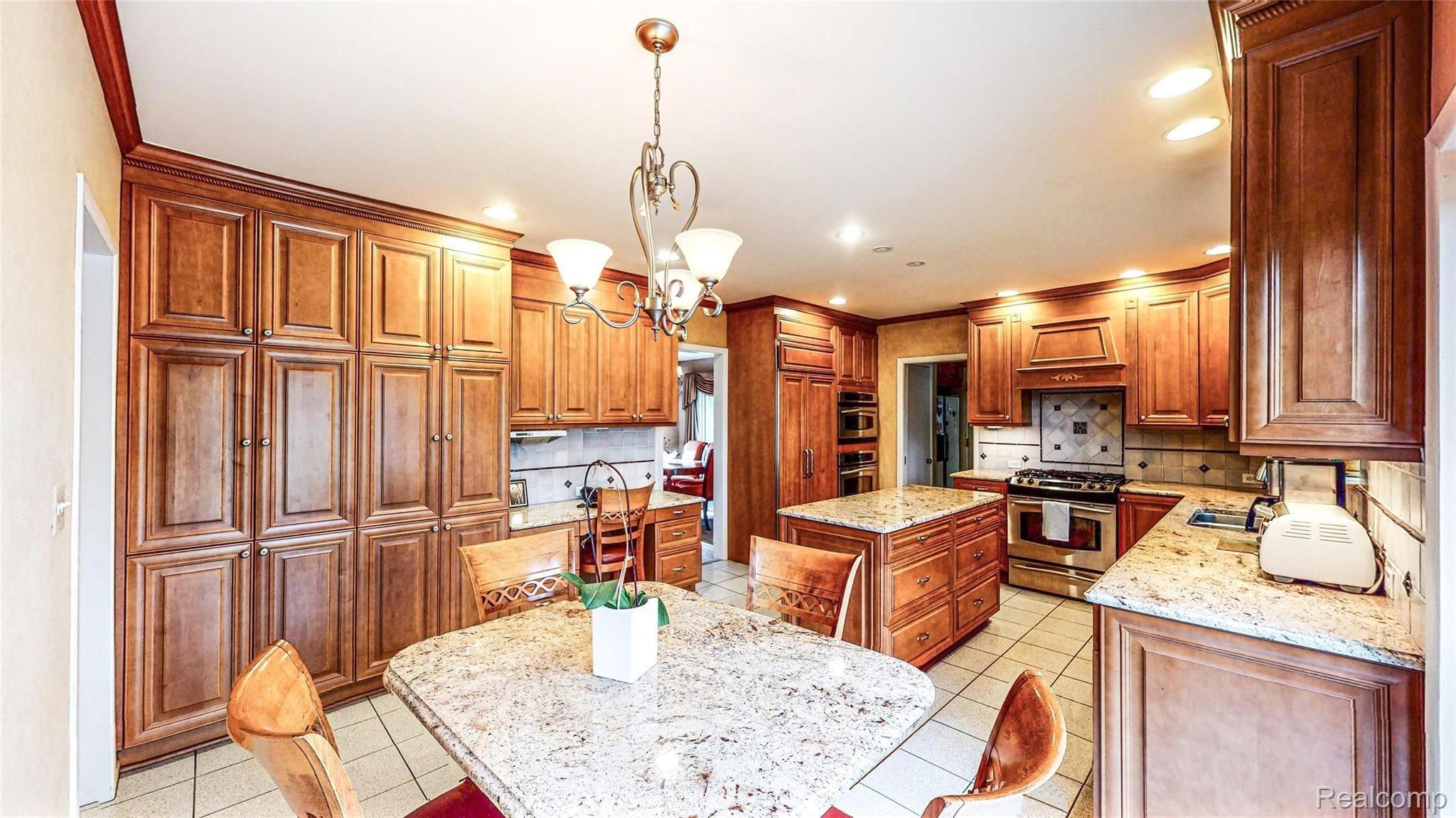 876 Covington Road Bloomfield Hills, MI 48301 - Photo 9 of 32 Kitchen1.jpg