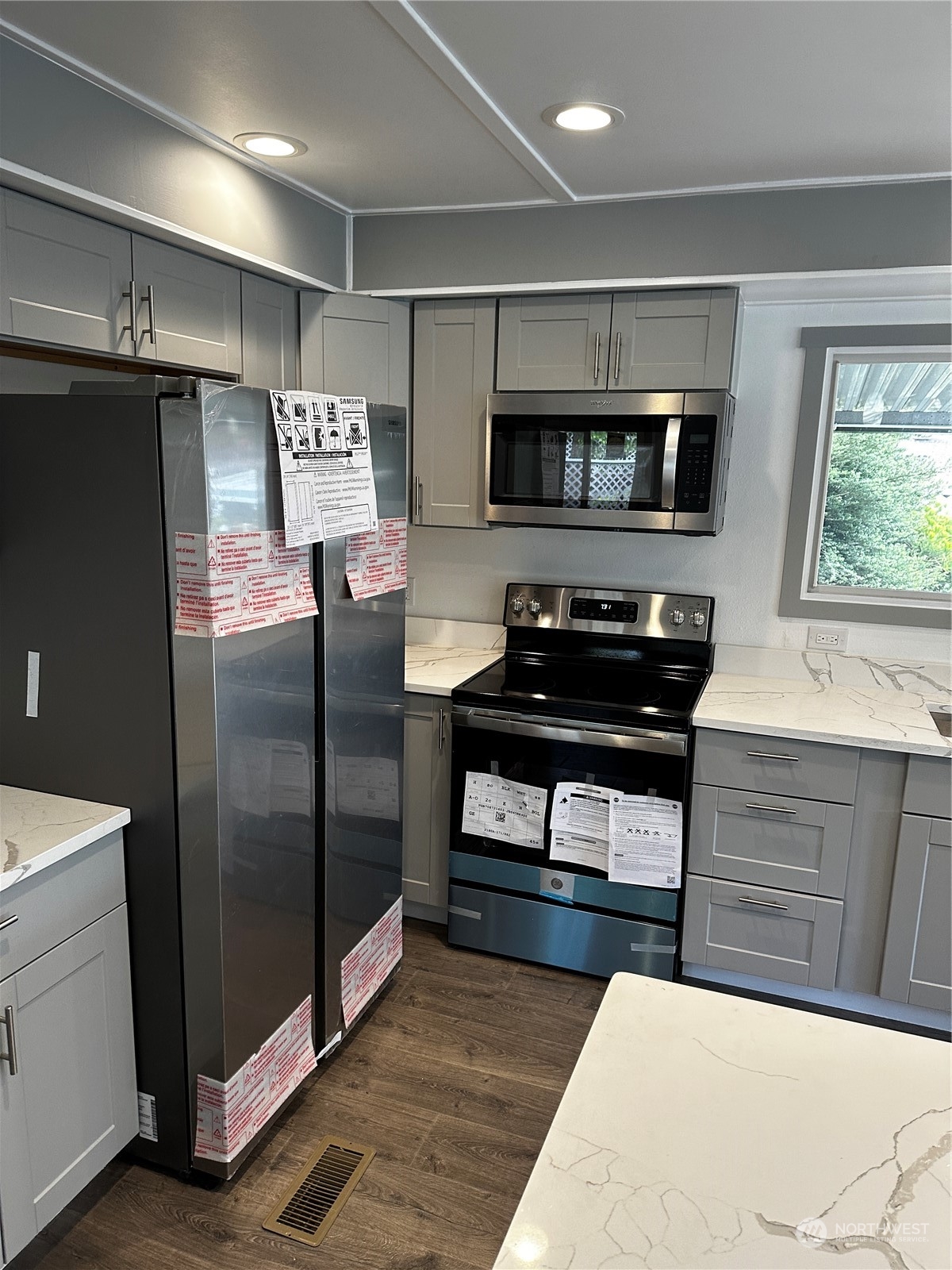201 Union Avenue Southeast, Unit 90 Renton, WA 98059 - Photo 21 of 22 a kitchen with stainless steel appliances granite countertop a refrigerator and a stove