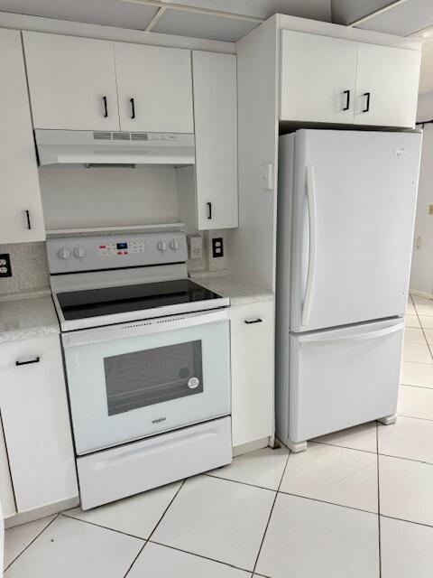 1043 Newcastle A Boca Raton, FL 33434 - Photo 5 of 17 a kitchen with appliances and cabinets