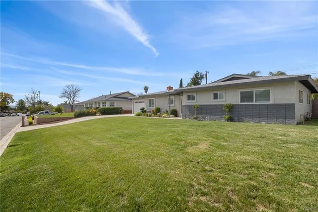 a view of a house with a backyard