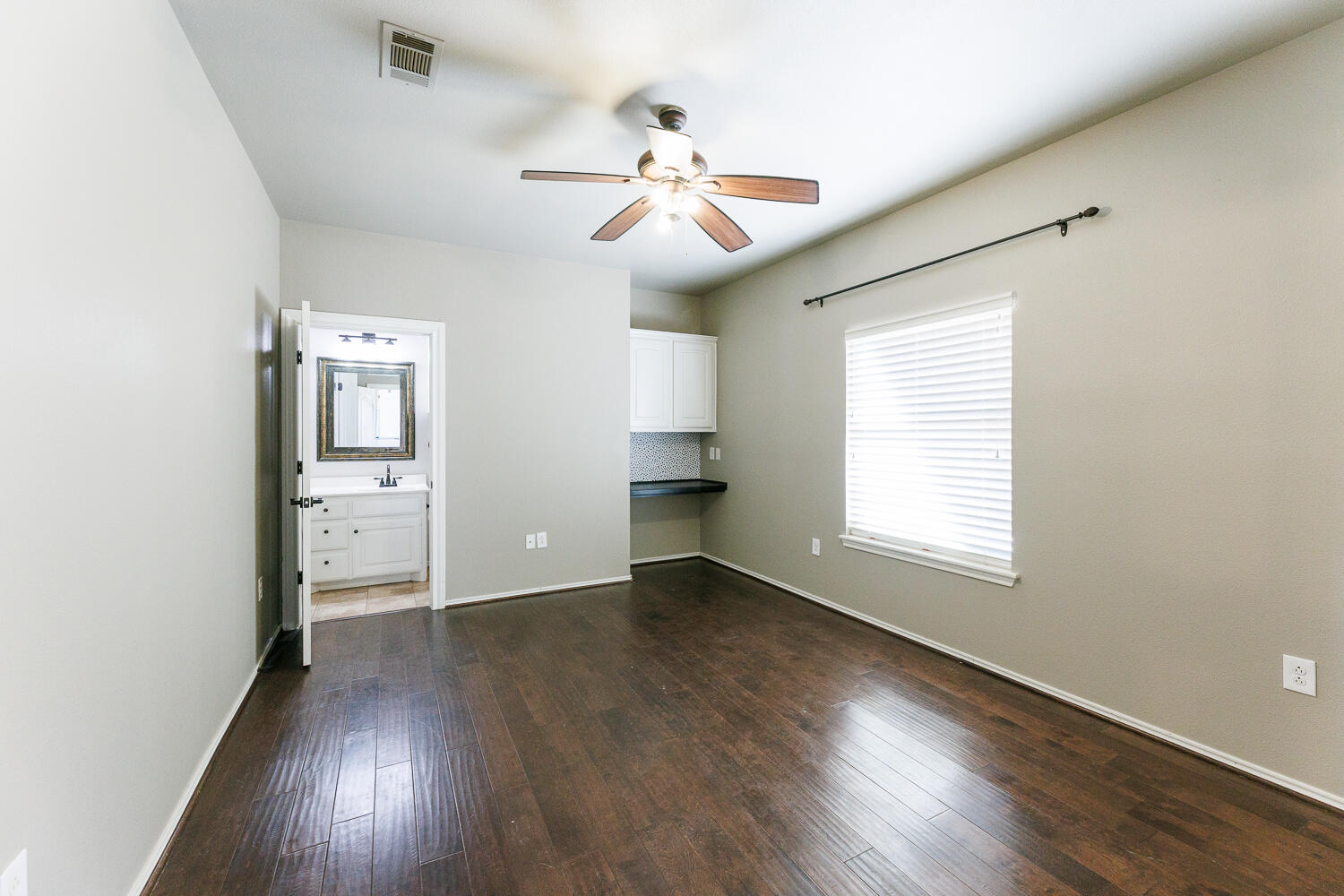 6207 113th Street Lubbock, TX 79424 - Photo 46 of 73 Built-in Desk