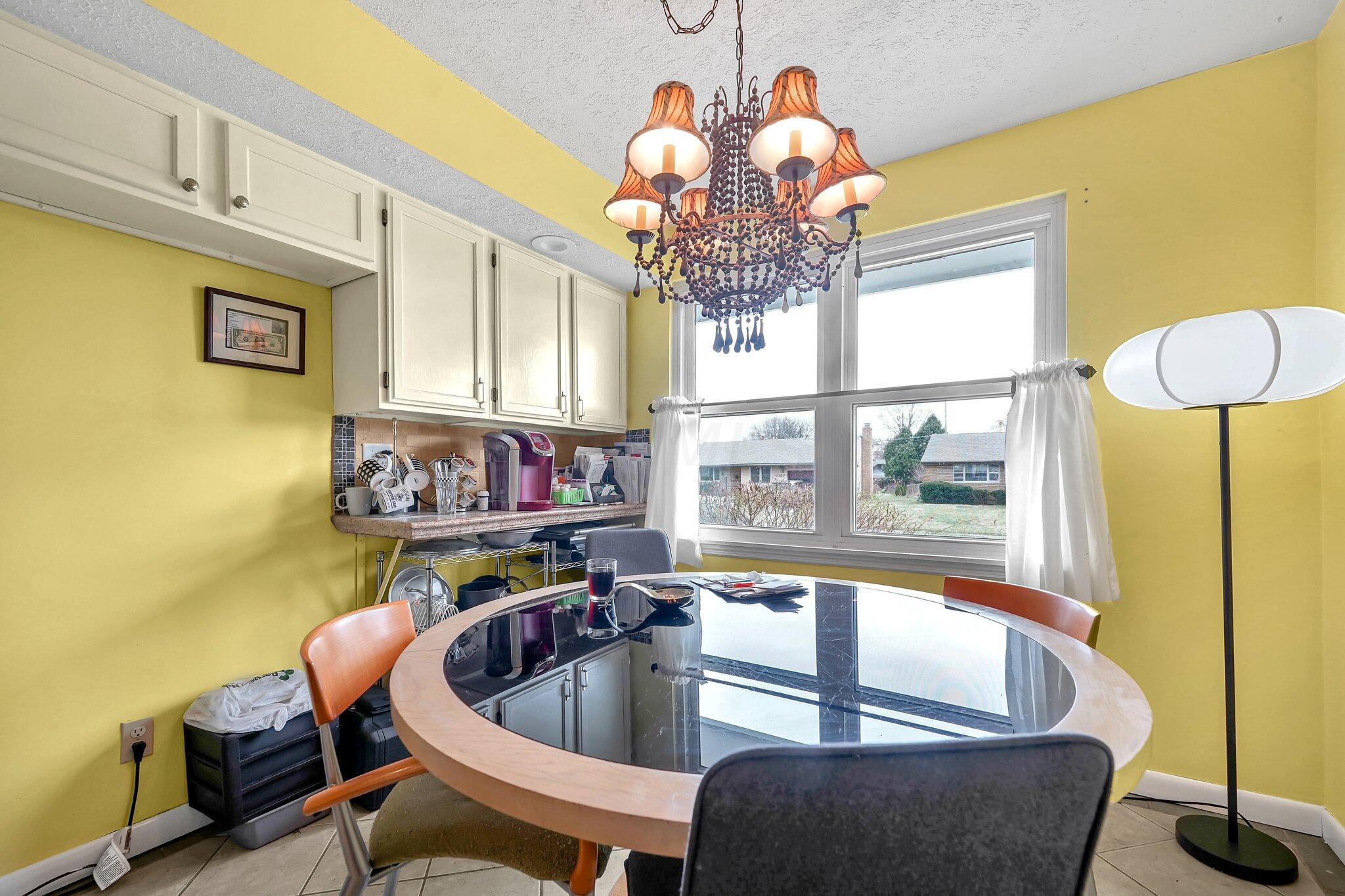 1050 Fordham Road Columbus, OH 43224 - Photo 11 of 30 CEILING LIGHT FIXTURE DOES NOT CONVEY