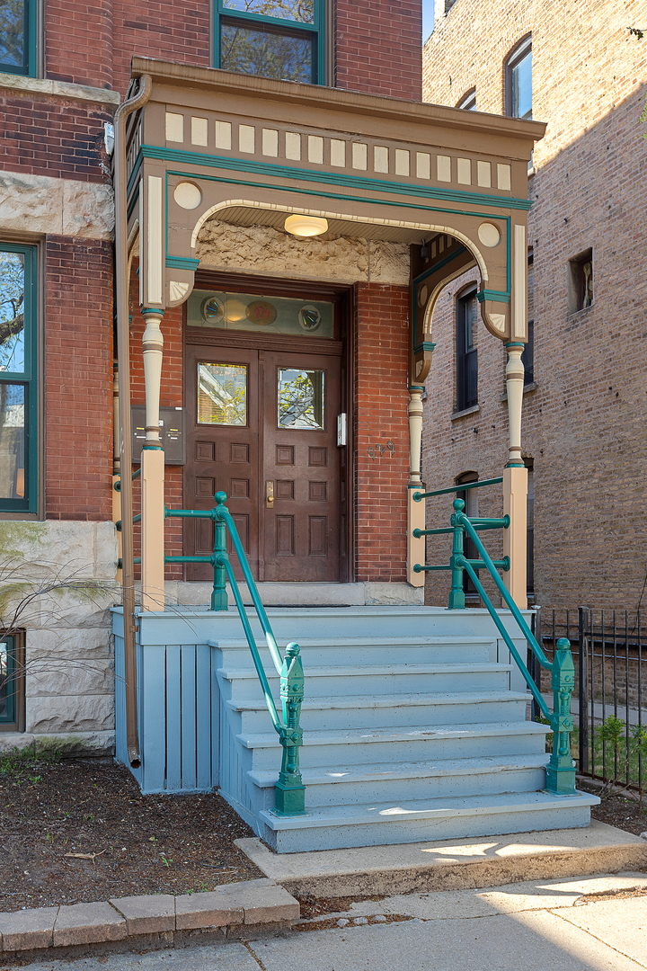 929 West Fletcher Street Chicago, IL 60657 - Photo 2 of 53 a front view of a building with street