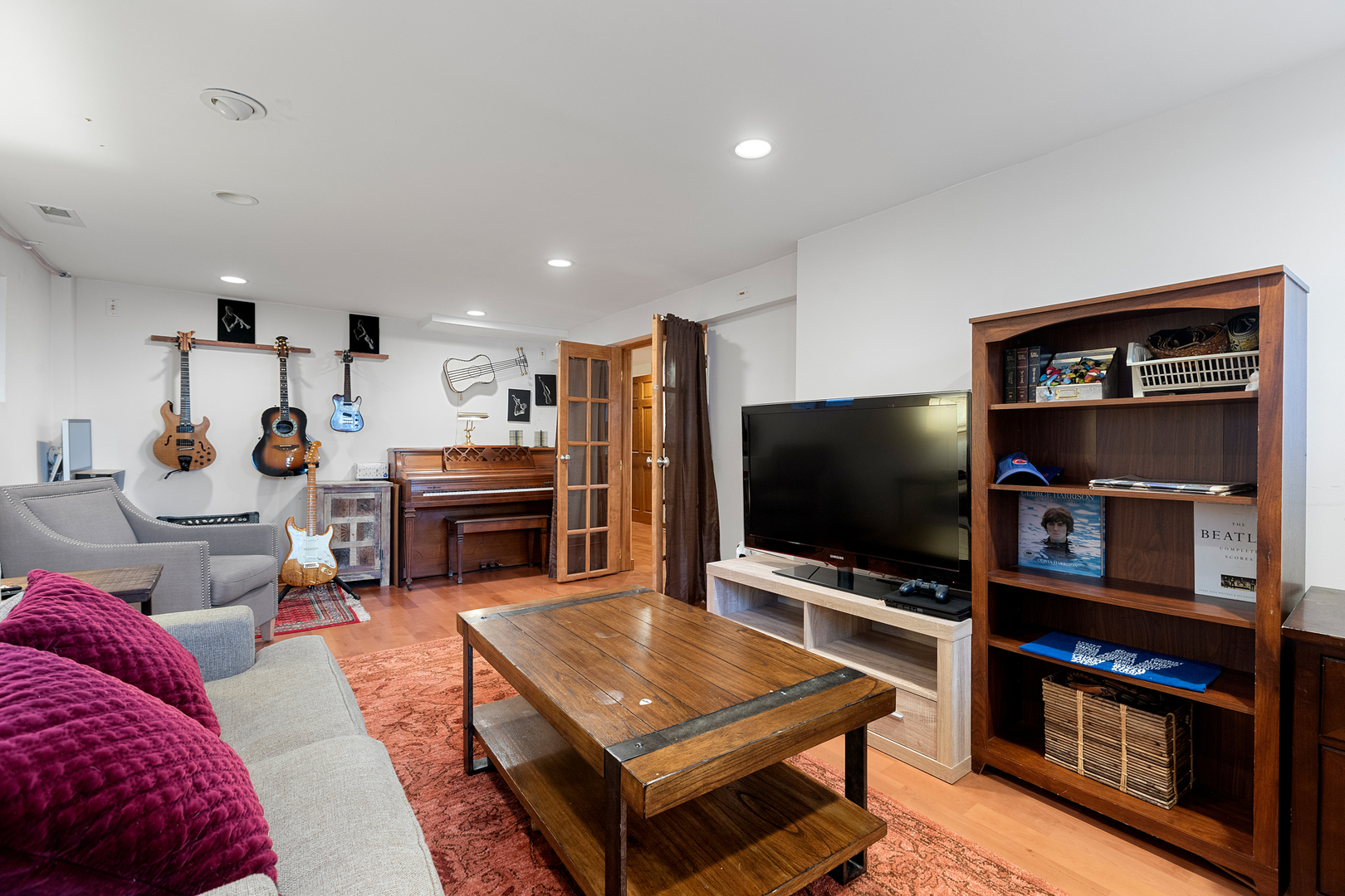 929 West Fletcher Street Chicago, IL 60657 - Photo 22 of 53 a living room with furniture and a flat screen tv
