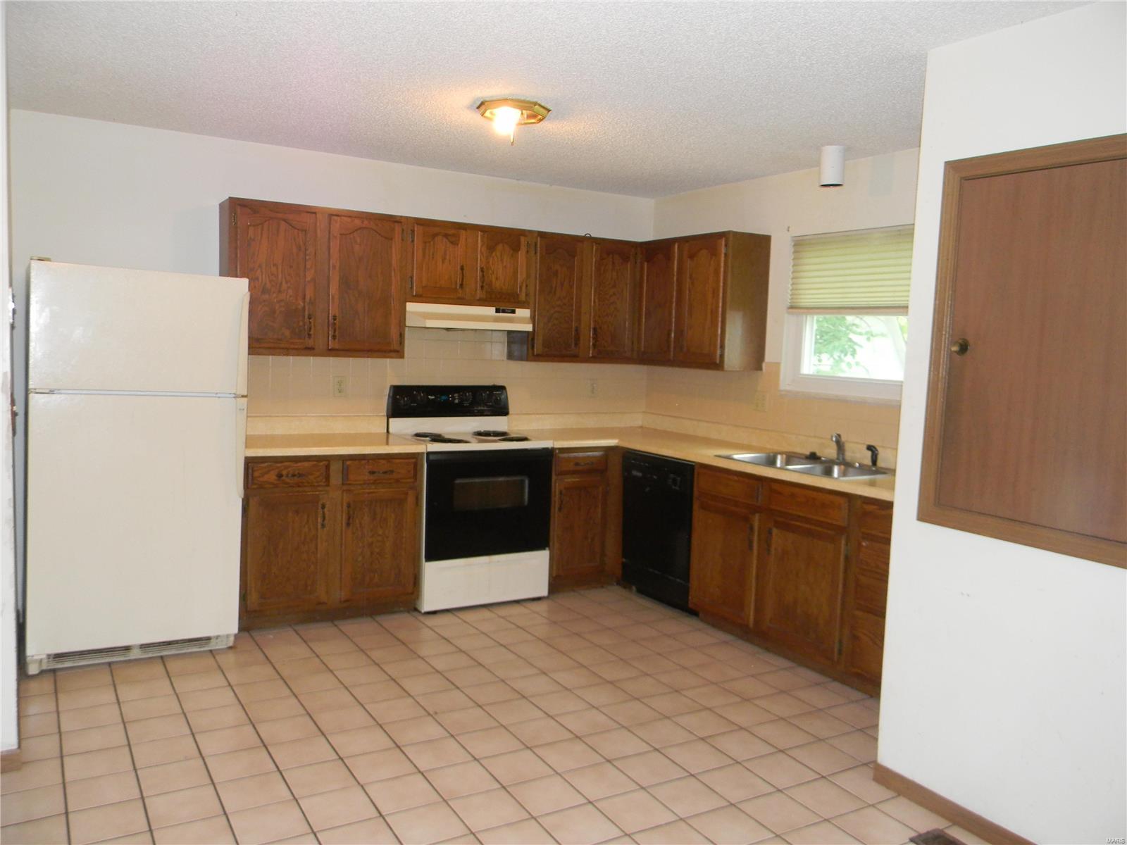 208 Universal Drive St. Peters, MO 63376 - Photo 4 of 27