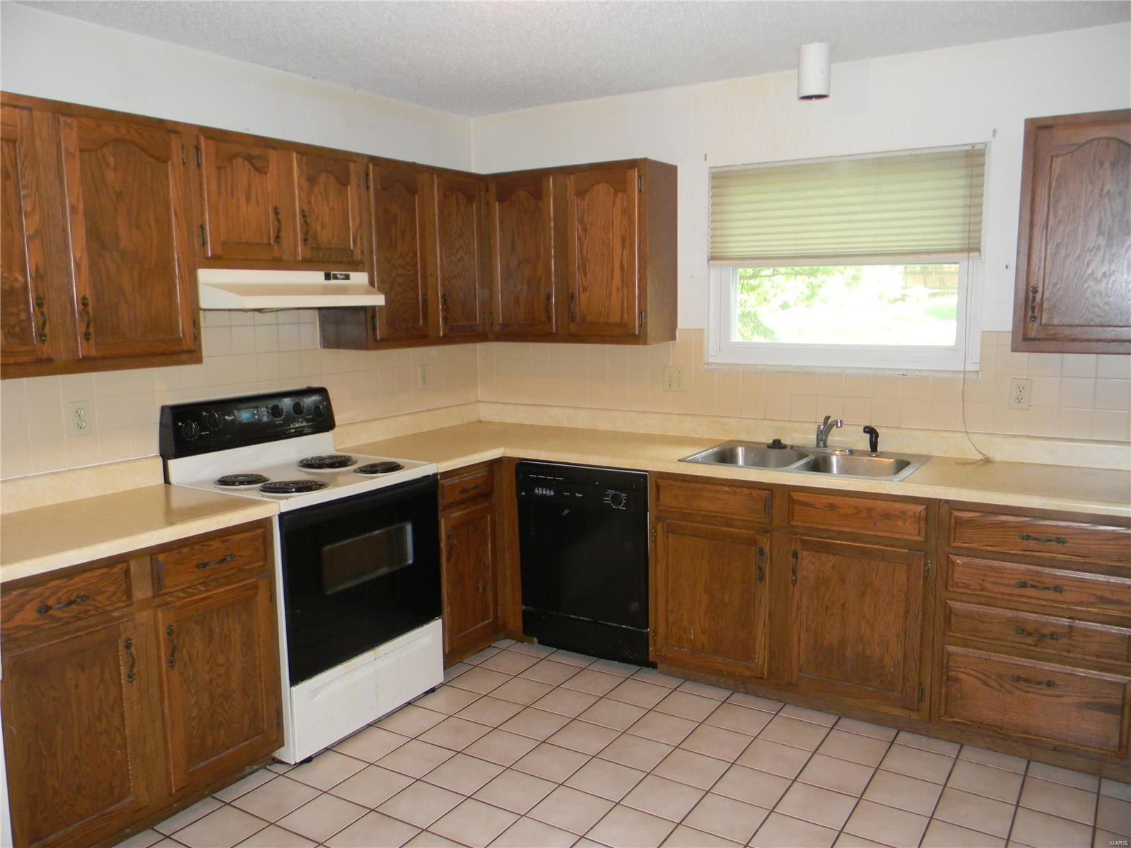 208 Universal Drive St. Peters, MO 63376 - Photo 5 of 27