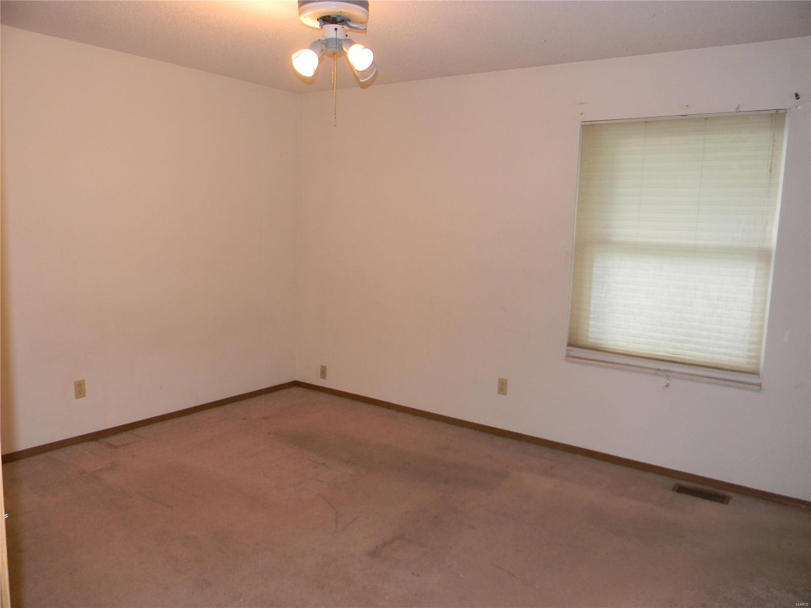 208 Universal Drive St. Peters, MO 63376 - Photo 10 of 27