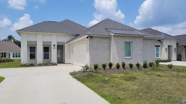 $2,400 | 9581 South Creek Drive, Denham Springs, LA 70726