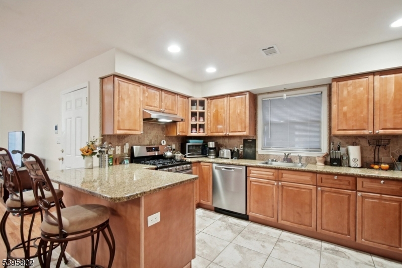 433 Linden Avenue Elizabeth, NJ 07202 - Photo 5 of 26