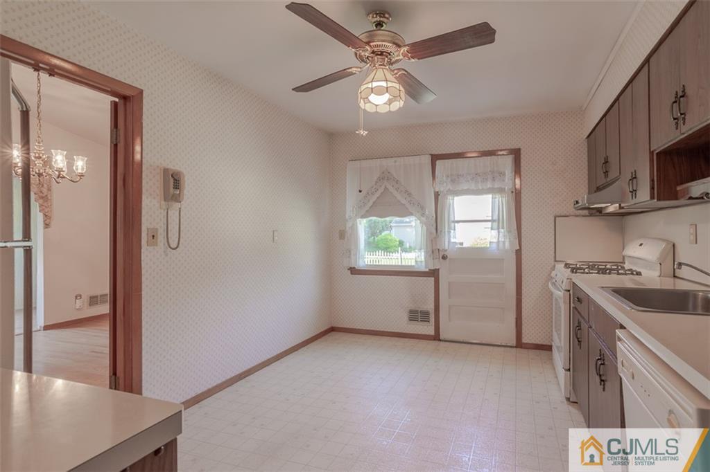 59 Harmon Road Edison, NJ 08837 - Photo 14 of 32