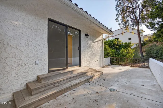 a view of empty room with floor to ceiling window
