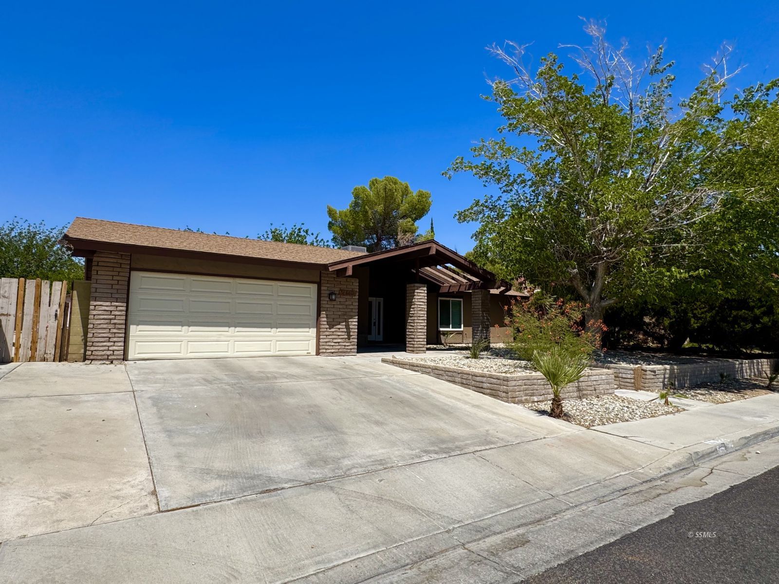 905 North Sierra View Street Ridgecrest, CA 93555 - Photo 2 of 30 a view of a house with a yard