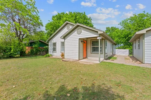 a view of a house with backyard and garden