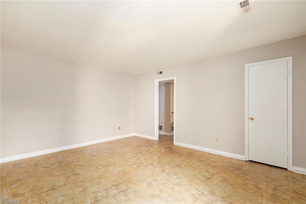2800 Applegate Road Greensboro, NC 27455 - Photo 11 of 25 Living room