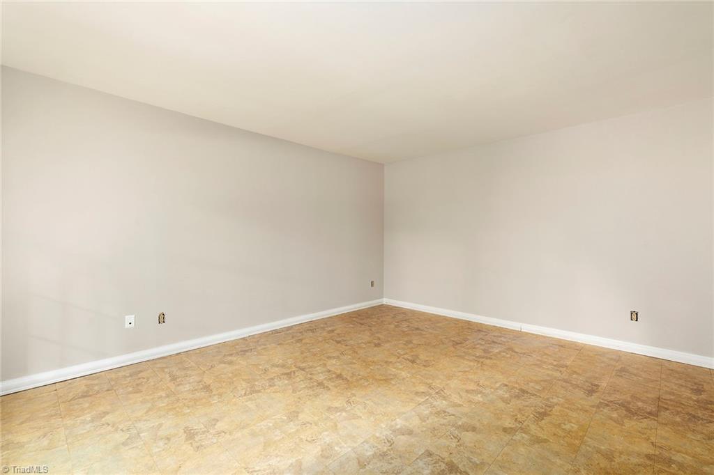 2800 Applegate Road Greensboro, NC 27455 - Photo 12 of 25 Living room