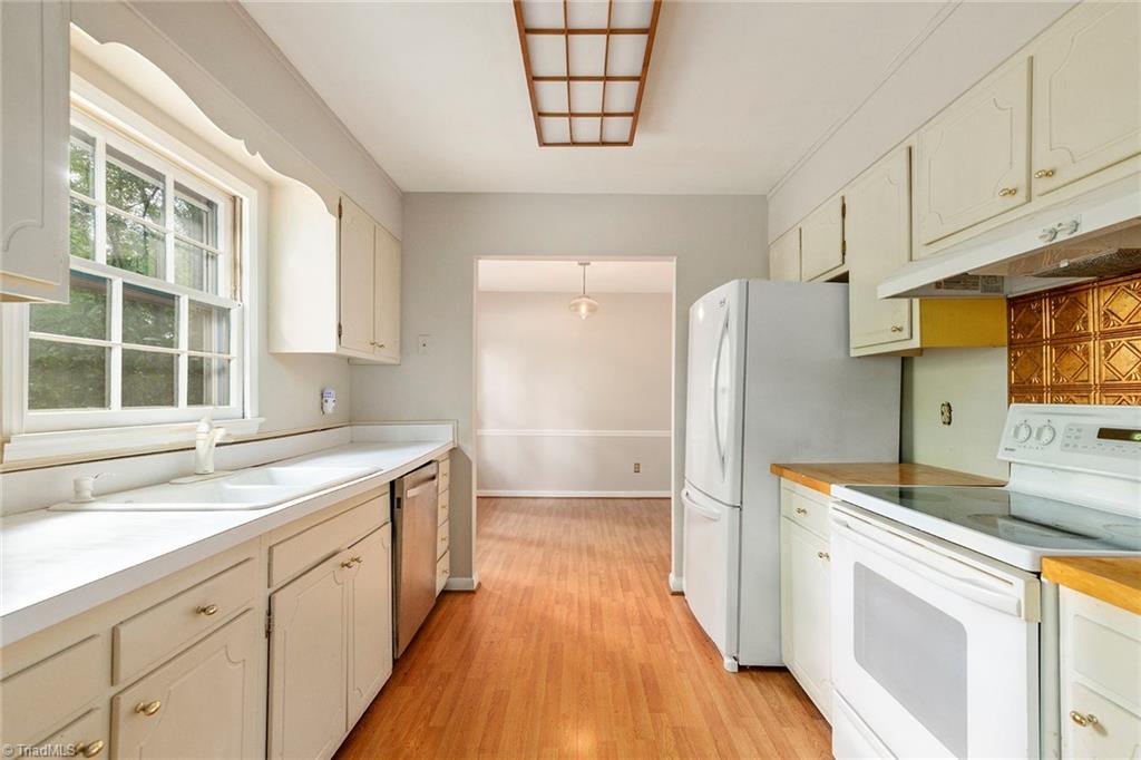 2800 Applegate Road Greensboro, NC 27455 - Photo 4 of 25 Kitchen