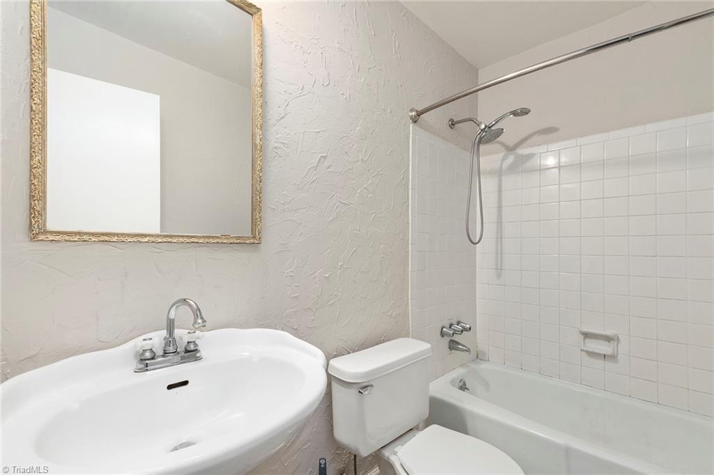 2800 Applegate Road Greensboro, NC 27455 - Photo 9 of 25 Full hall bath