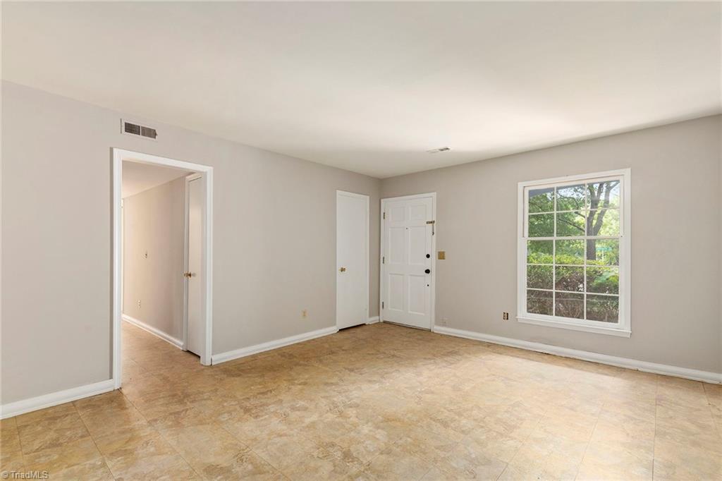 2800 Applegate Road Greensboro, NC 27455 - Photo 10 of 25 Living room