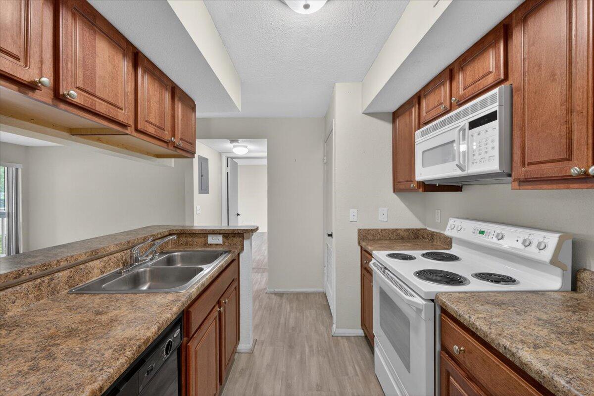 1481 Center Street, Unit 1301 Mount Pleasant, SC 29464 - Photo 5 of 16 15-Square One Team - DSC00746