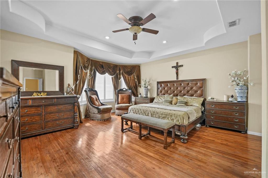 2809 Santa Laura Street Mission, TX 78572 - Photo 15 of 41 a living room with furniture and a wooden floor