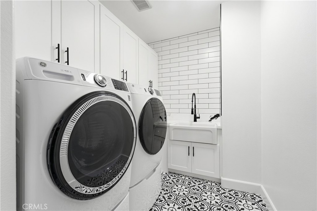 33 Wyndham Street Ladera Ranch, CA 92694 - Photo 39 of 50 Laundry Room