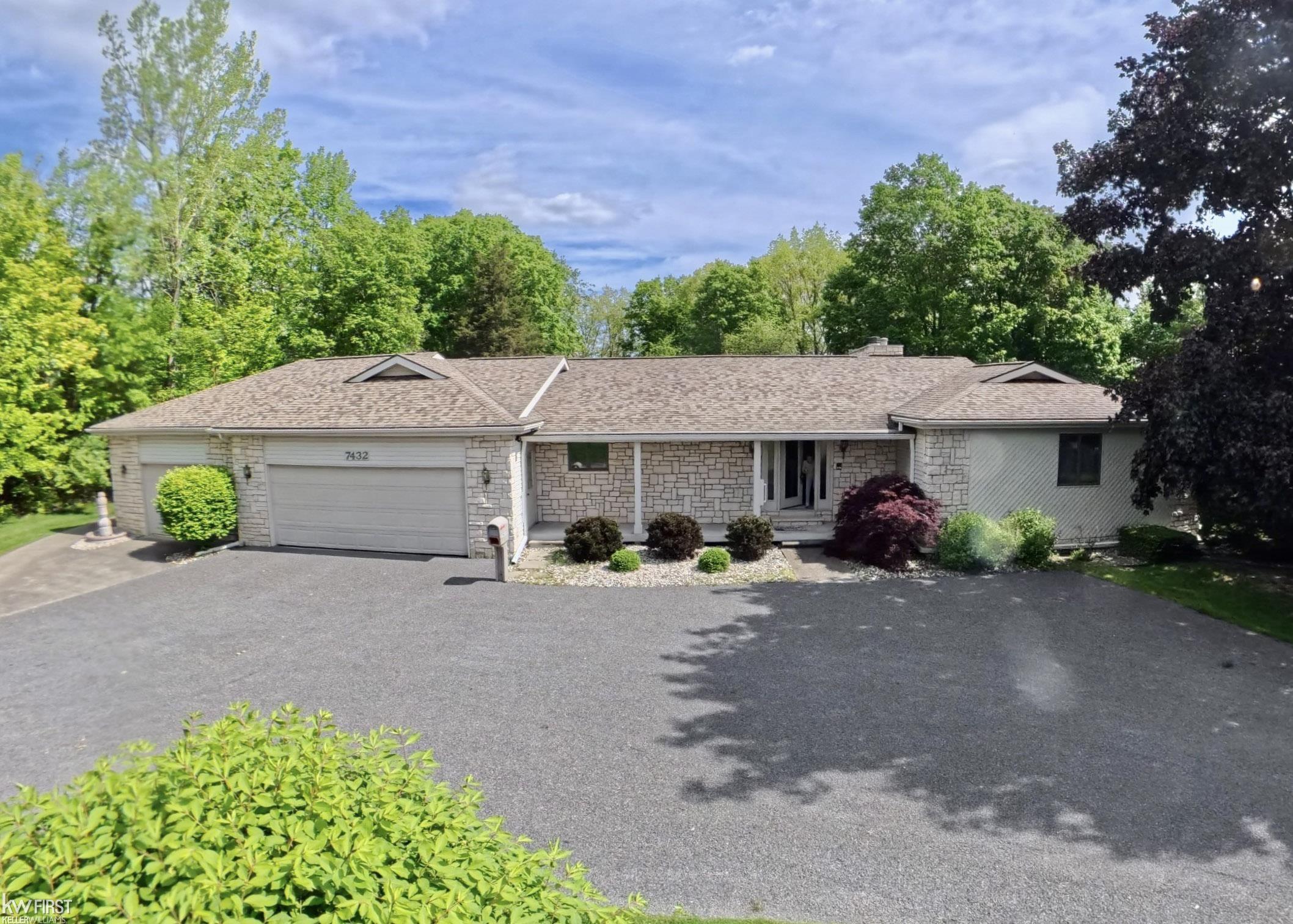 7432 East River Road Flushing, MI 48433 - Photo 1 of 62