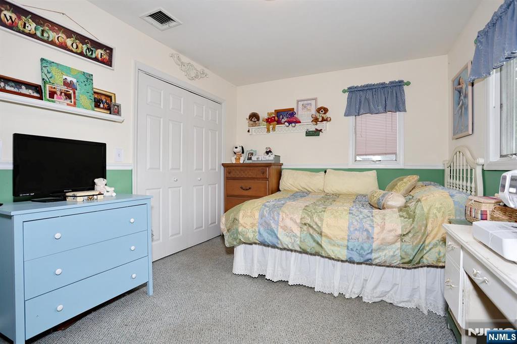 393 New Bridge Road Bergenfield, NJ 07621 - Photo 21 of 37