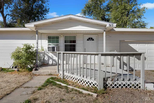 $295,000 | 313 Baker Drive, Mountain Home, ID 83647