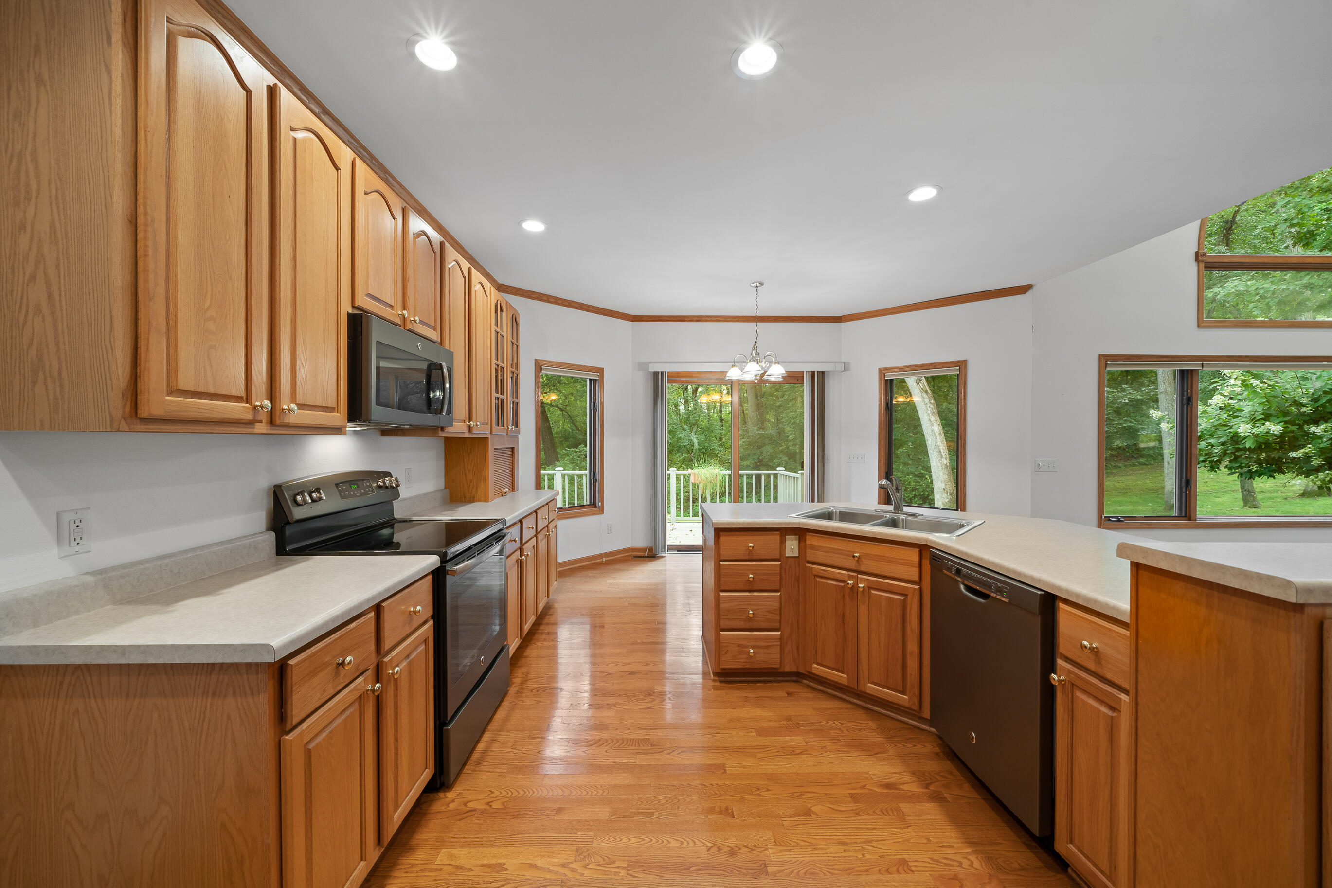 553 Forest Glen Drive Fontana, WI 53125 - Photo 22 of 71 Kitchen