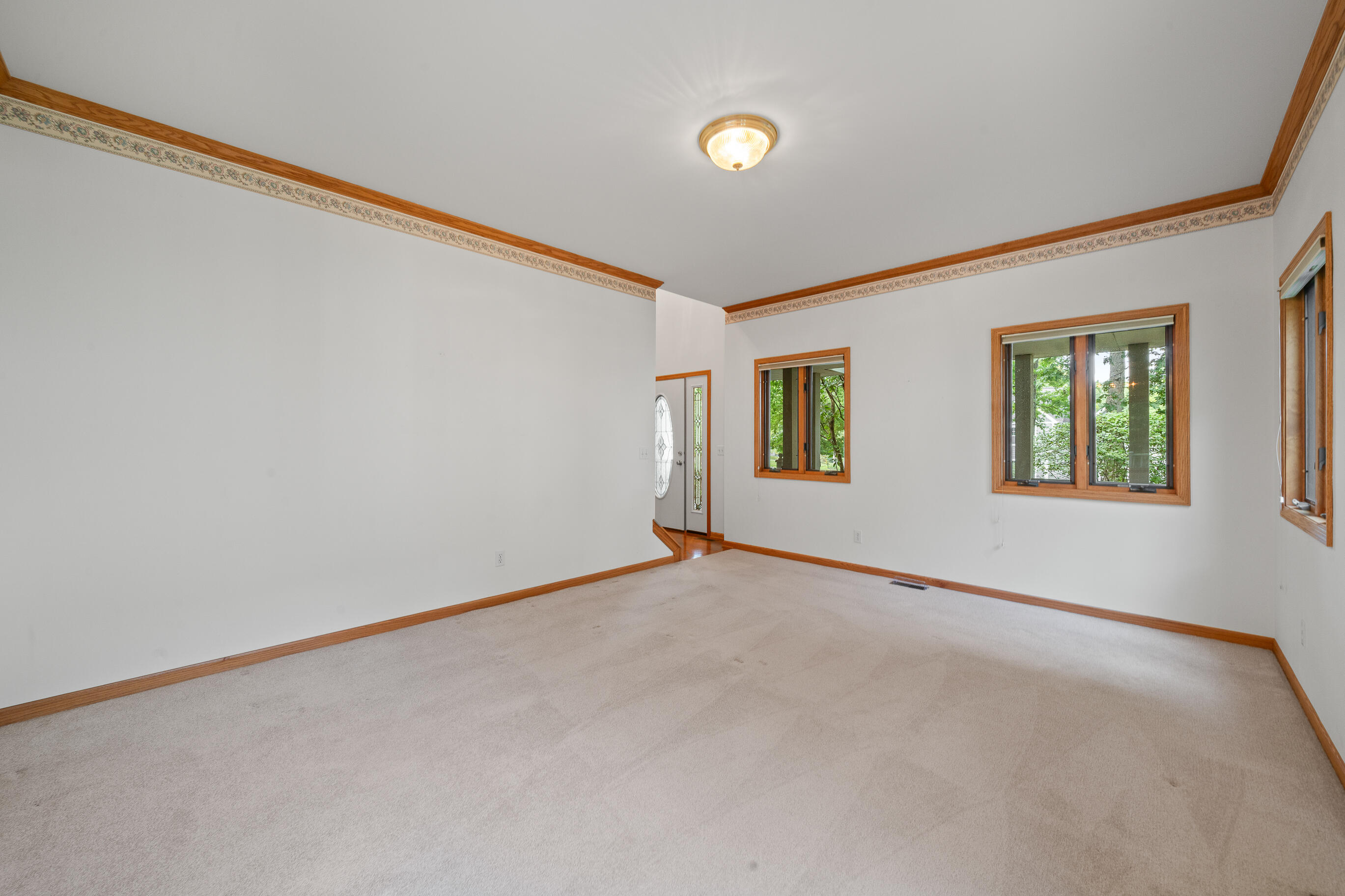 553 Forest Glen Drive Fontana, WI 53125 - Photo 6 of 71 Living Room