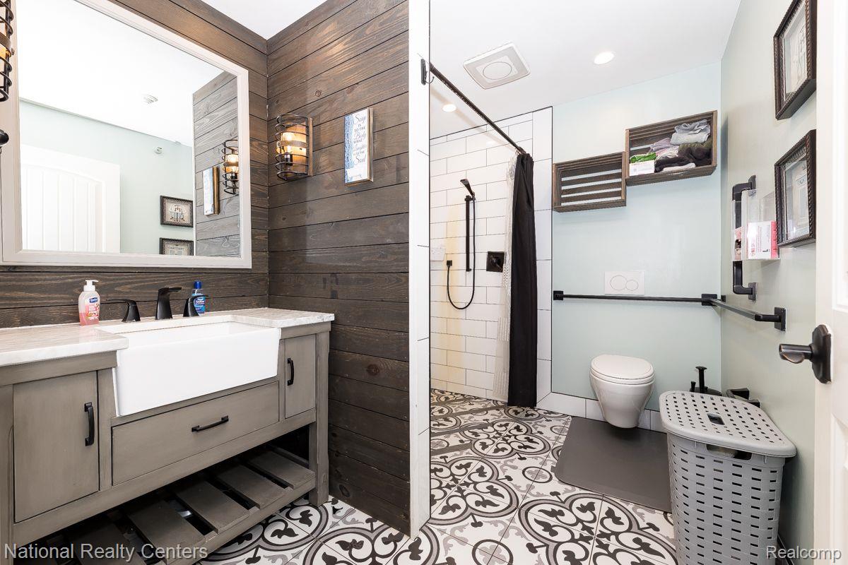 10868 Hibner Road Hartland, MI 48353 - Photo 30 of 36 2nd Handicap accessible bath