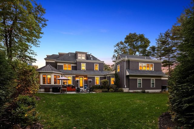 a view of a big yard of the front of house