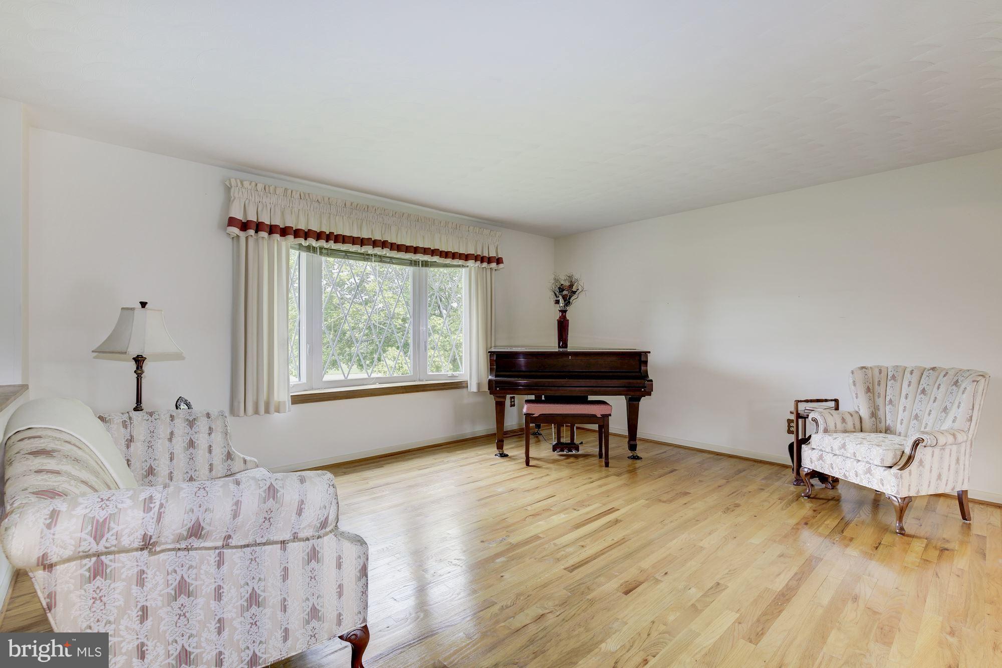 5191 Perry Road Mount Airy, MD 21771 - Photo 11 of 30 Living Room