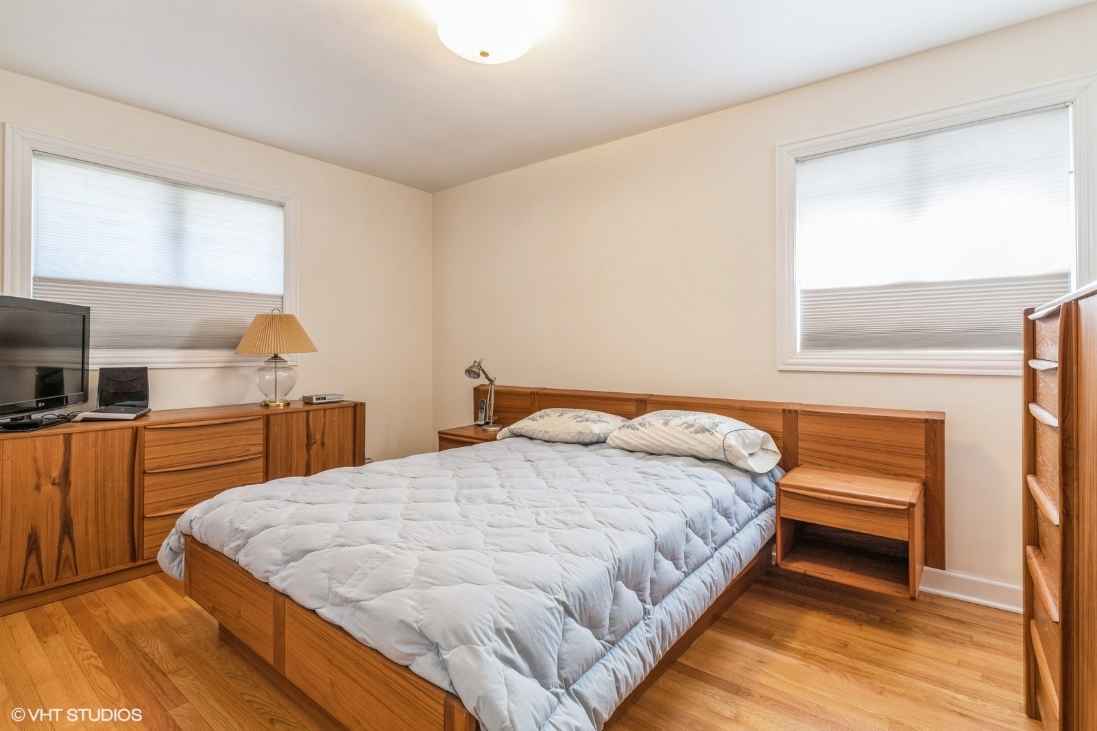 546 North Dee Road Park Ridge, IL 60068 - Photo 11 of 18 a bedroom with a bed and a dresser