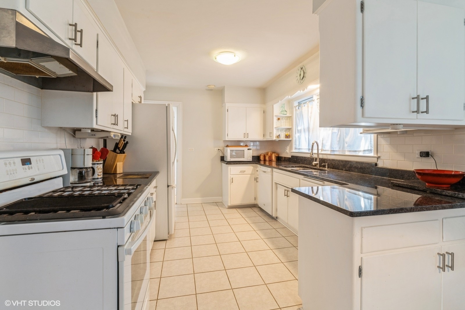546 North Dee Road Park Ridge, IL 60068 - Photo 7 of 18 a kitchen with stainless steel appliances a sink stove and cabinets