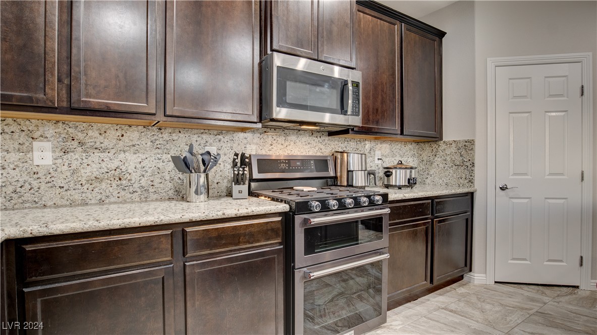132 Dunblane Street Henderson, NV 89012 - Photo 6 of 52 Kitchen